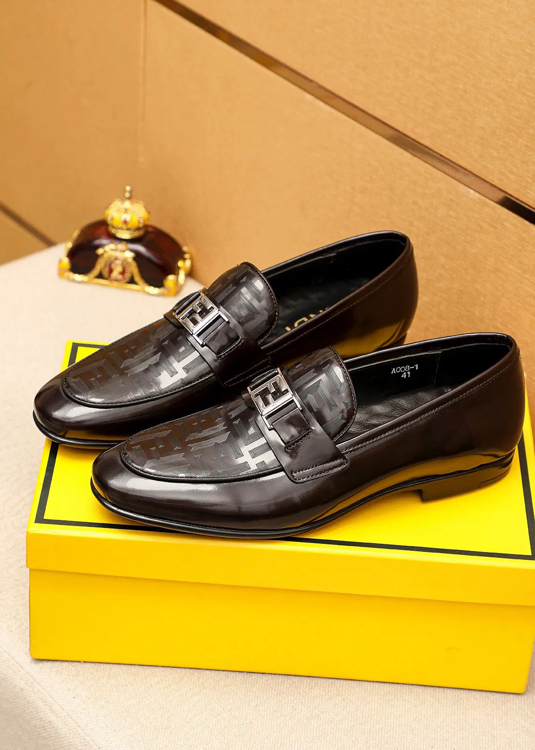 Men's shoes 💰442 💐 Product trademark: FENDI [Fendi] casual leather shoes Regular size: 38-44 (45🉑️customized) Product materials: Selected imported first-layer patent leather laser upper + luxury hardware buckle, imported cowhide leather lining. Strong three-dimensional visual effect, rubber outsole Color: 1⃣️color optional
